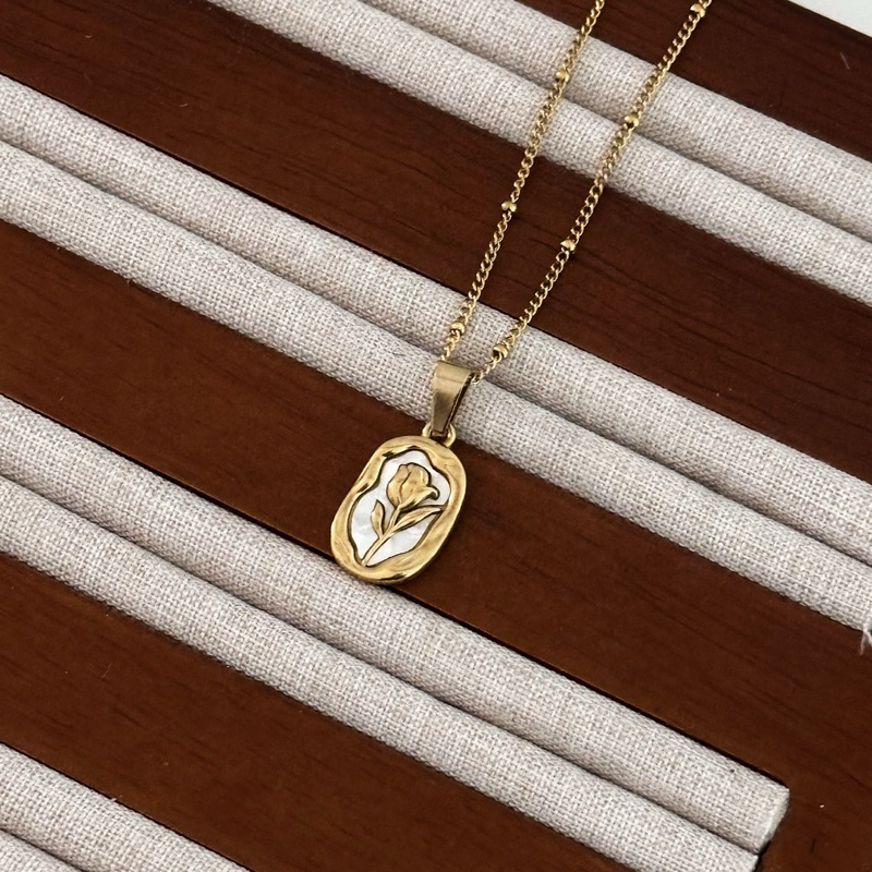 Louisë // Prima Bella Rose Pendant Necklace - 18k Gold Plated Titanium Steel (Anti Karat)