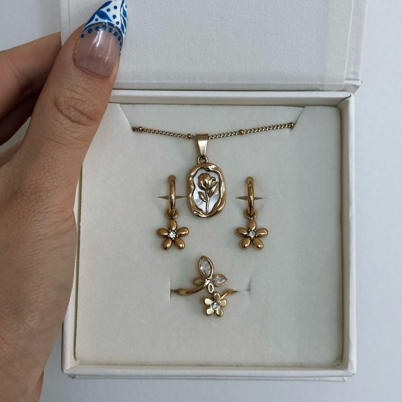 Louisë // Prima Bella Rose Pendant Necklace - 18k Gold Plated Titanium Steel (Anti Karat)
