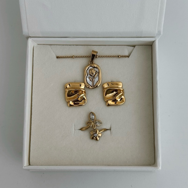 Louisë // Prima Bella Rose Pendant Necklace - 18k Gold Plated Titanium Steel (Anti Karat)