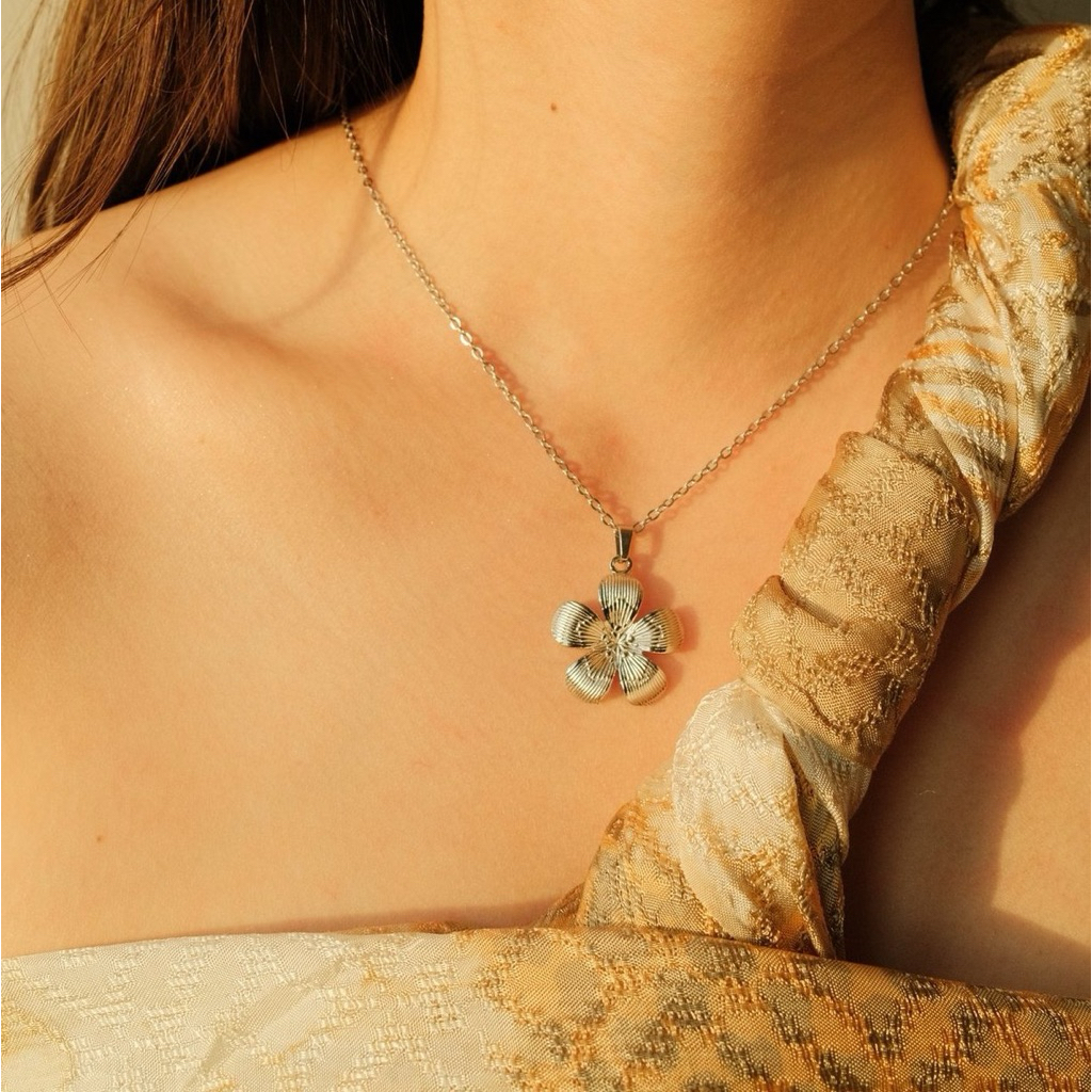 Louisë // Silver Mini Hibiscus Necklace - Stainless Steel (Anti Karat)
