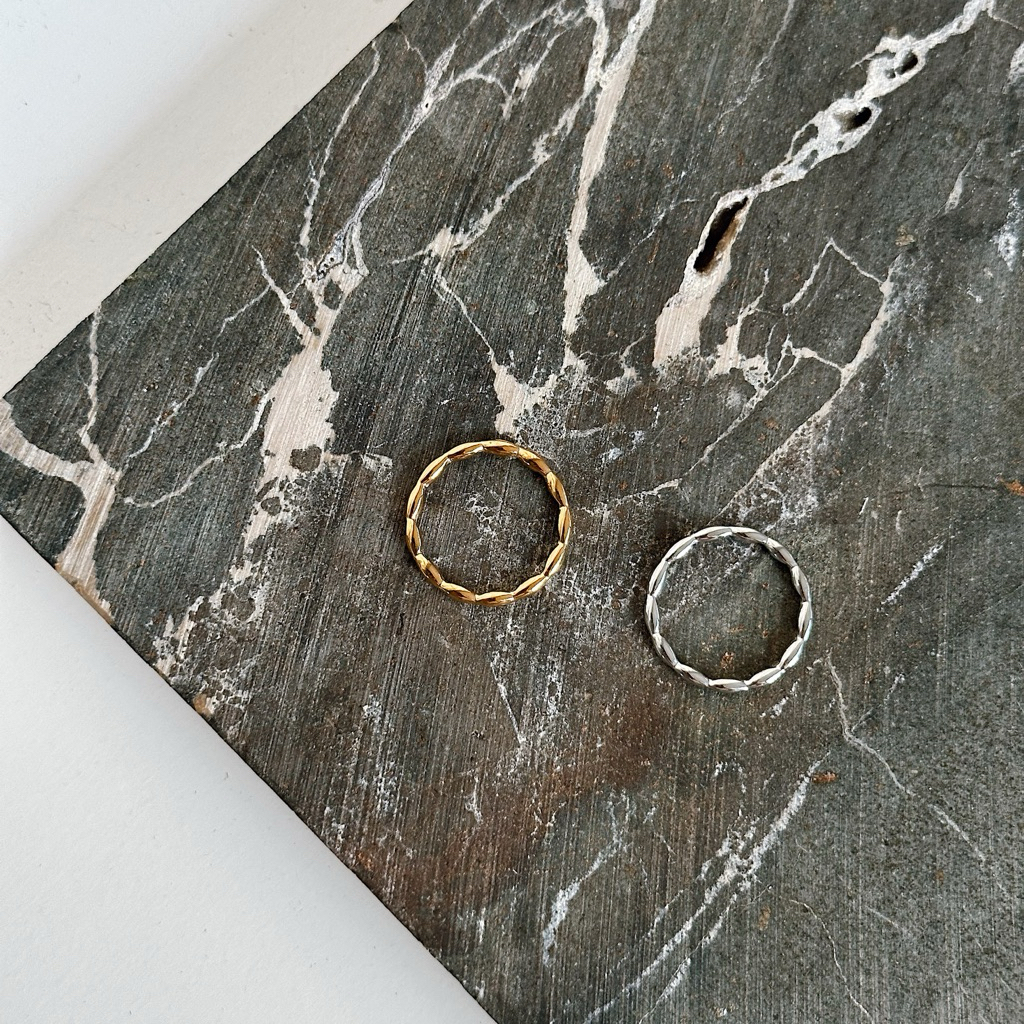 Louisë // Perlee Dainty Ring - 18k Gold Plated Stainless Steel (Anti Karat)