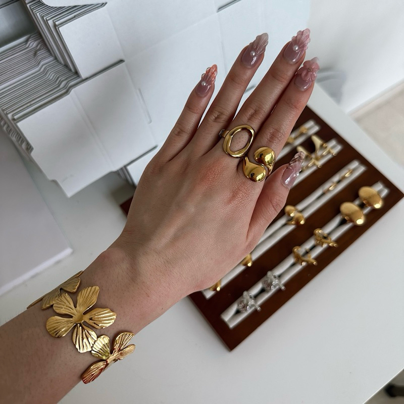 Louisë // Hibiscus Cuff - 18k Gold Plated Stainless Steel (Anti Karat)