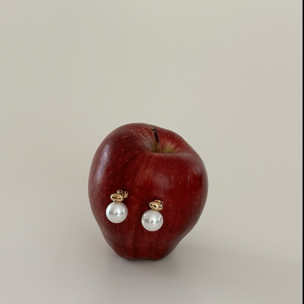 Louisë // Courtyard Pearl Earrings - 18k Gold Plated Stainless Steel (Anti Karat)