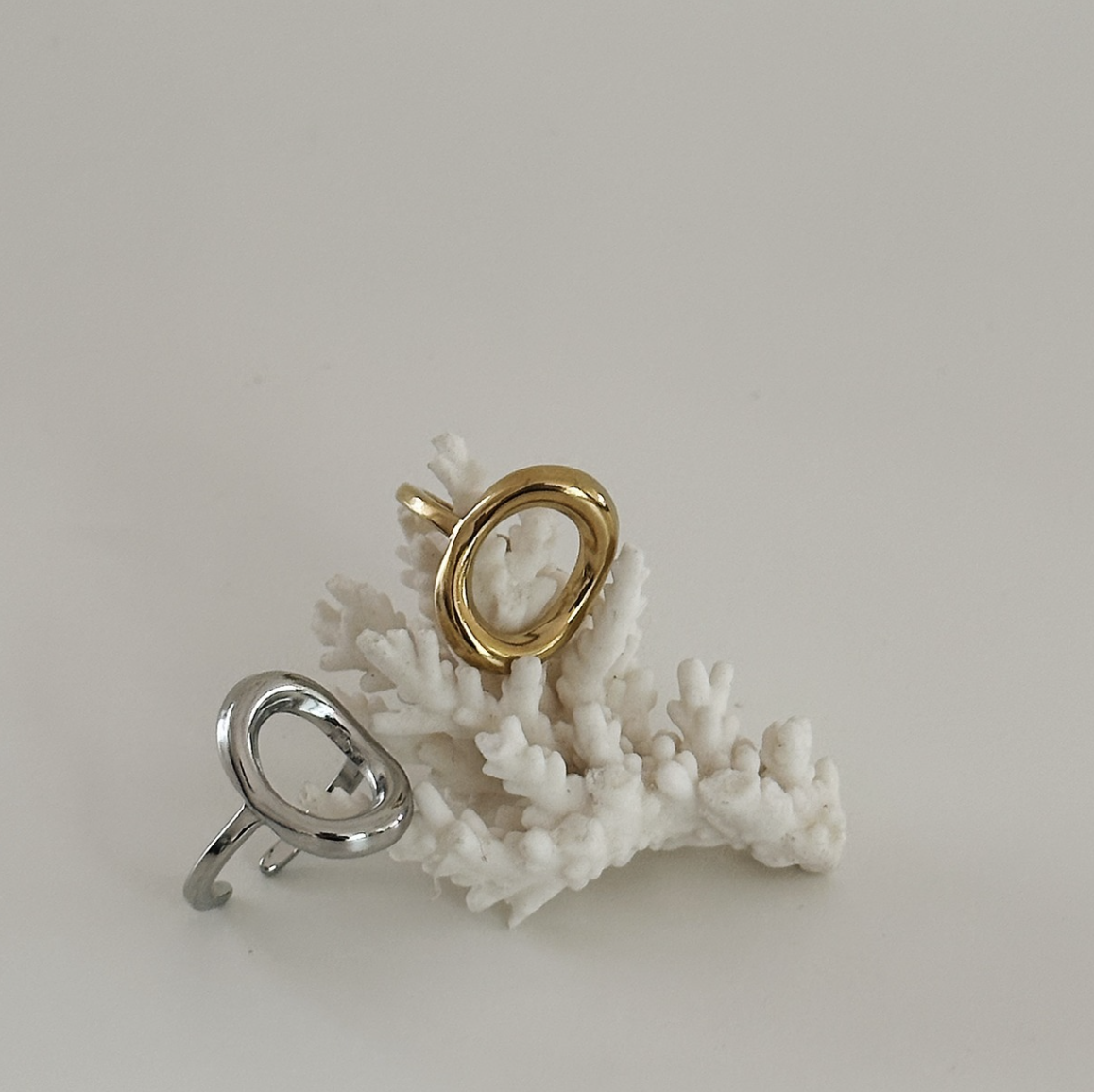 Louise // Orb Ring - 18k Gold Plated Stainless Steel (Anti Karat)
