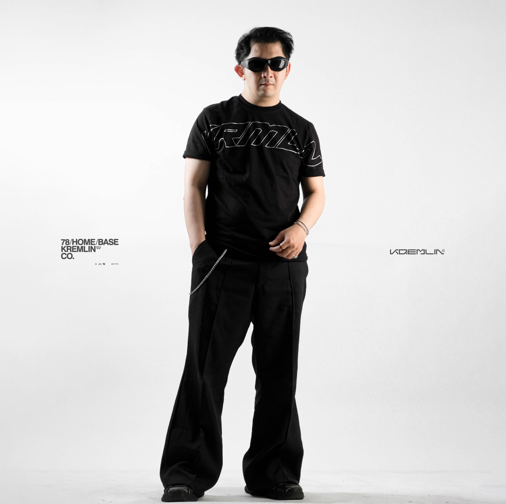 Kremlin T-shirt Regular Kaos Graphic Black - Scale
