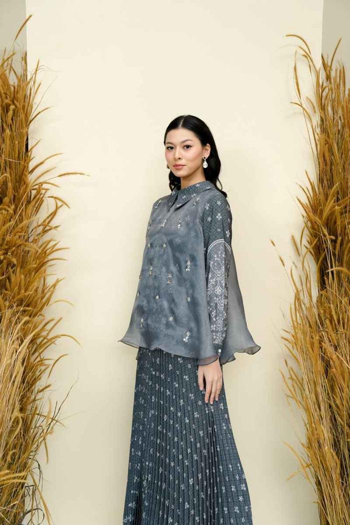 Pandai Sikek Blouse with Embellishment Savarna
