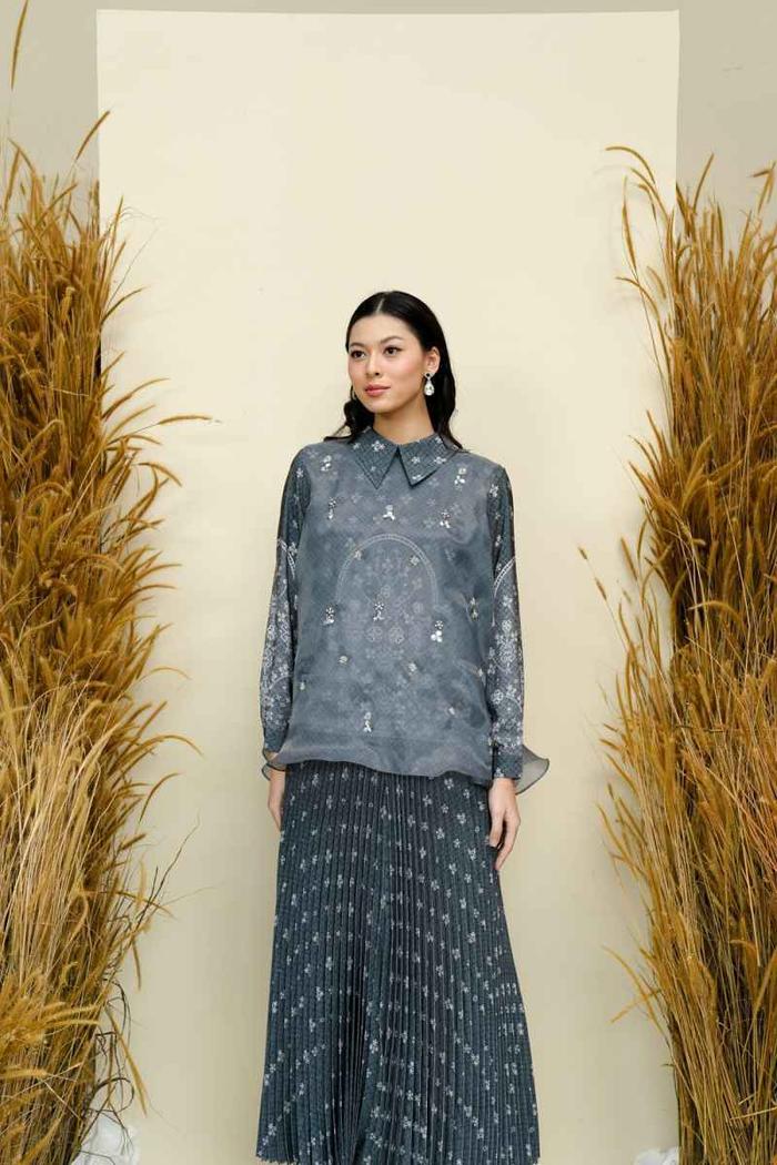 Pandai Sikek Blouse with Embellishment Savarna