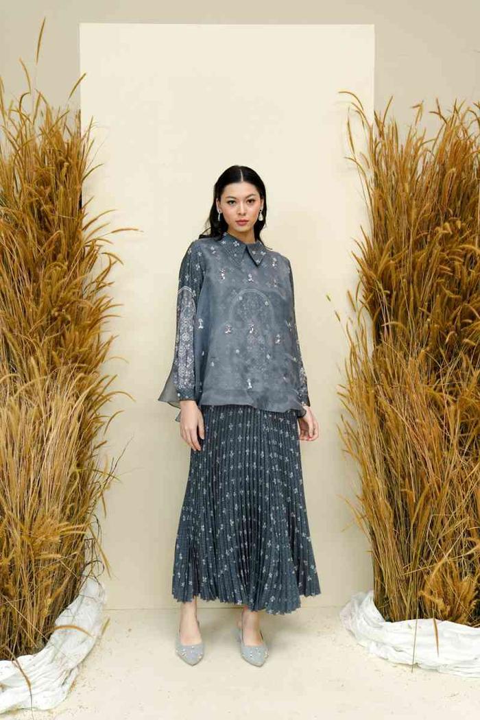 Pandai Sikek Blouse with Embellishment Savarna