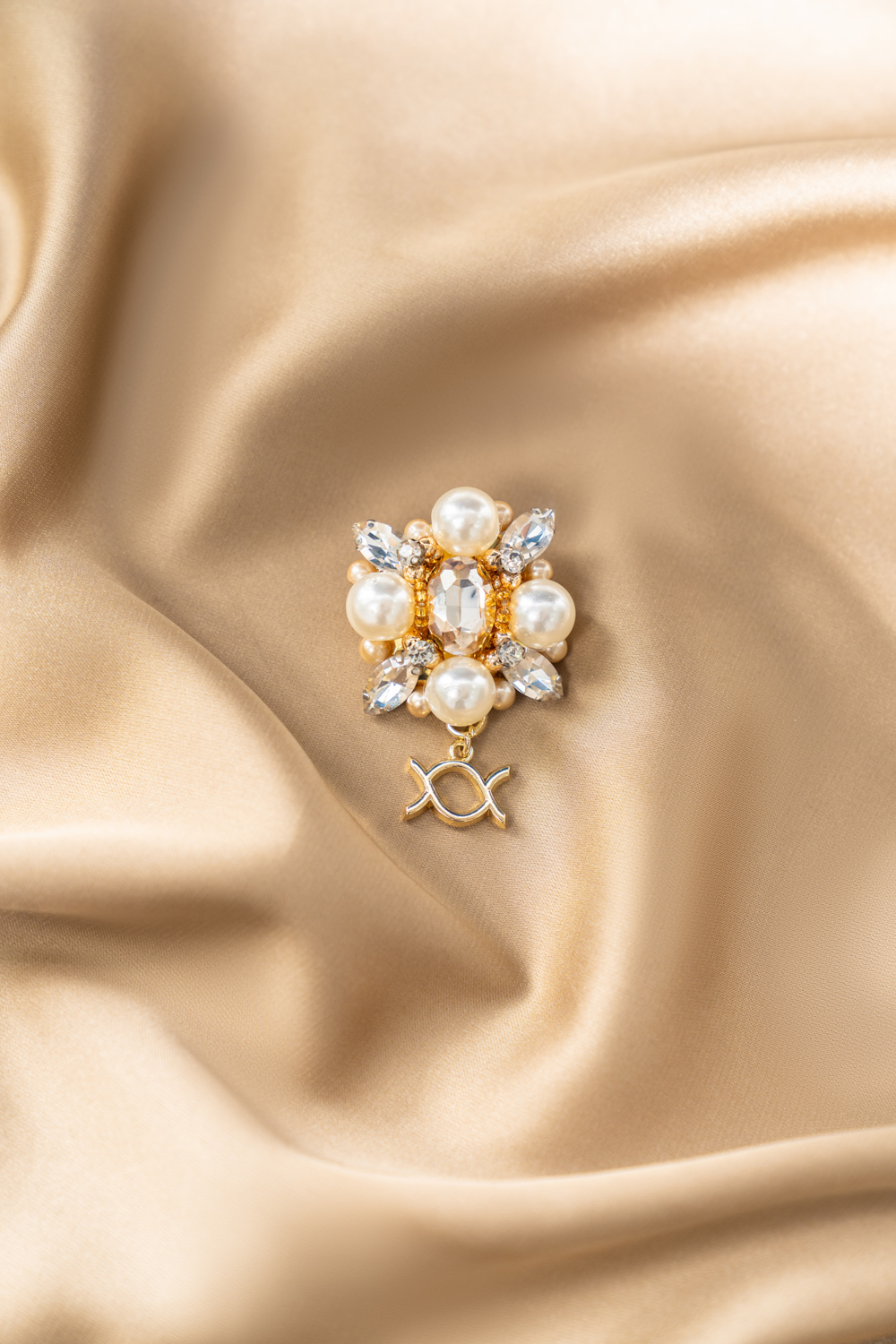 Vania Brooch Monogram Gold