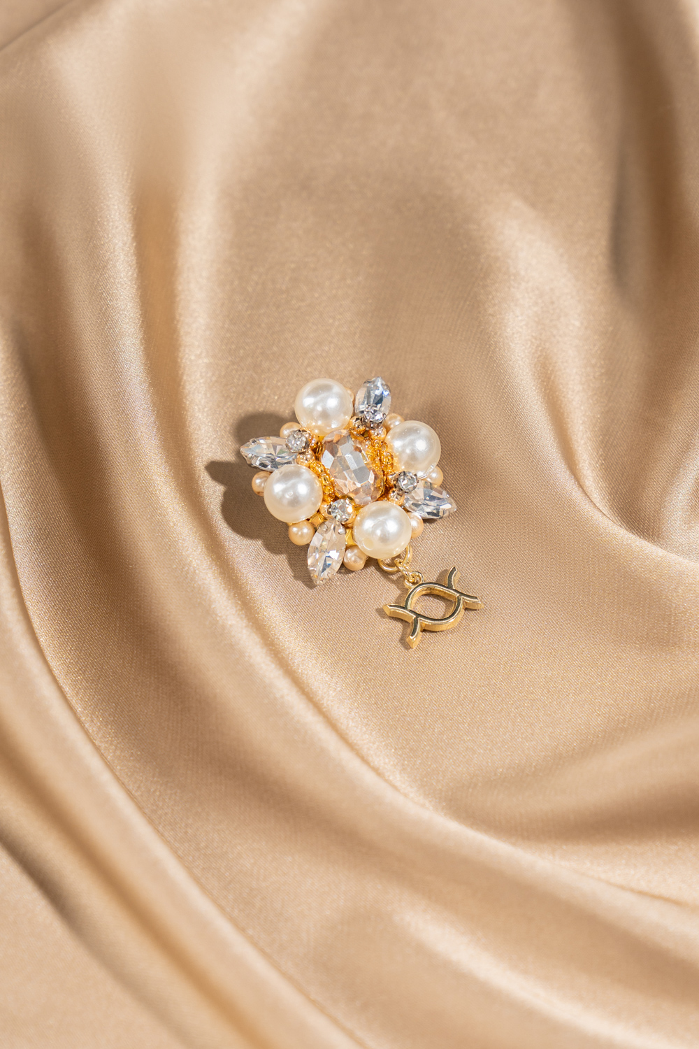 Vania Brooch Monogram Gold