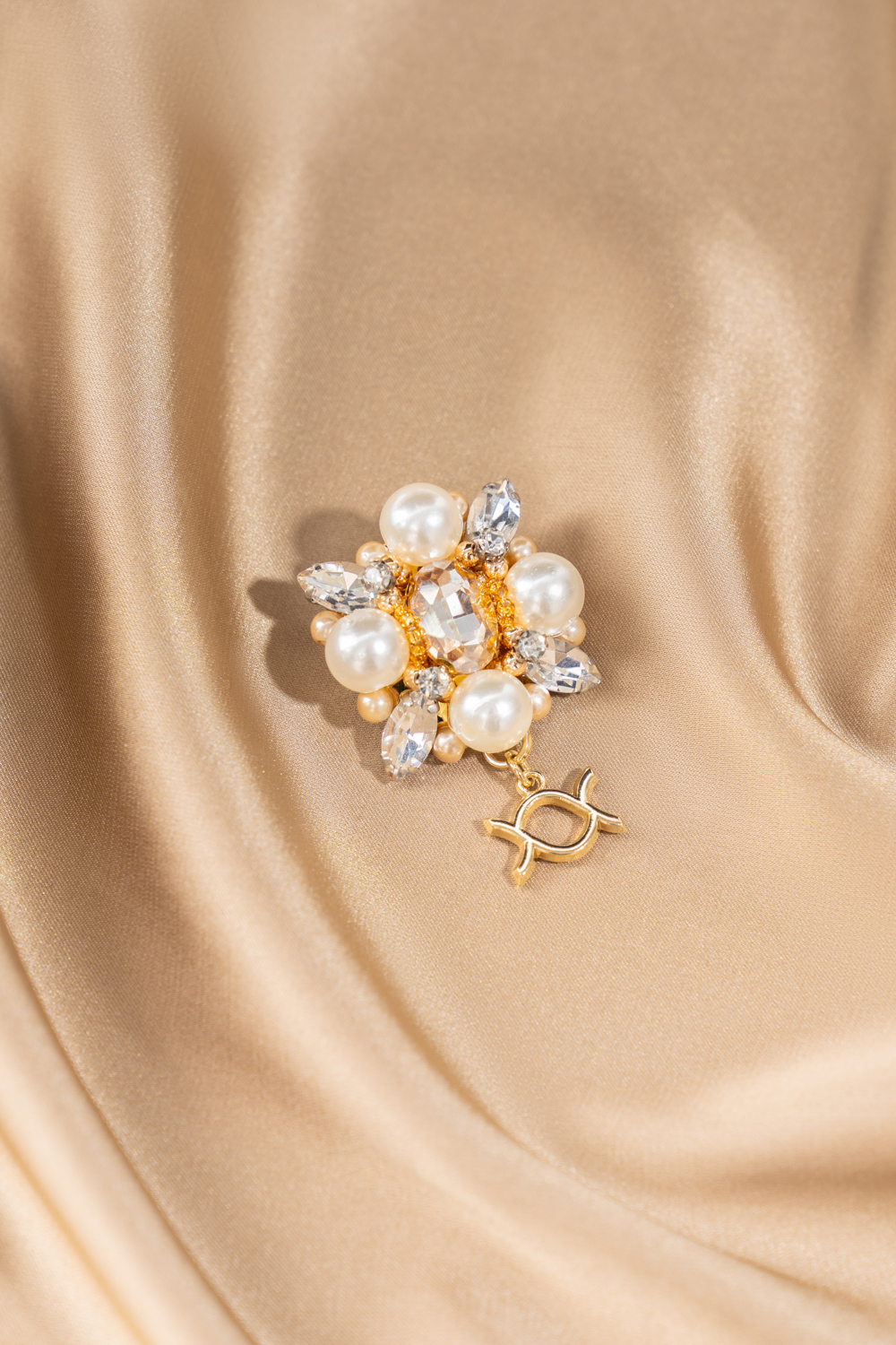 Vania Brooch Monogram Gold