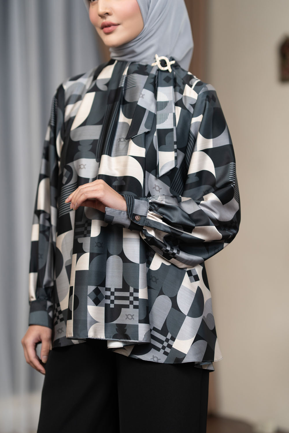 Gradine Blouse (Minor) Dark Luxury