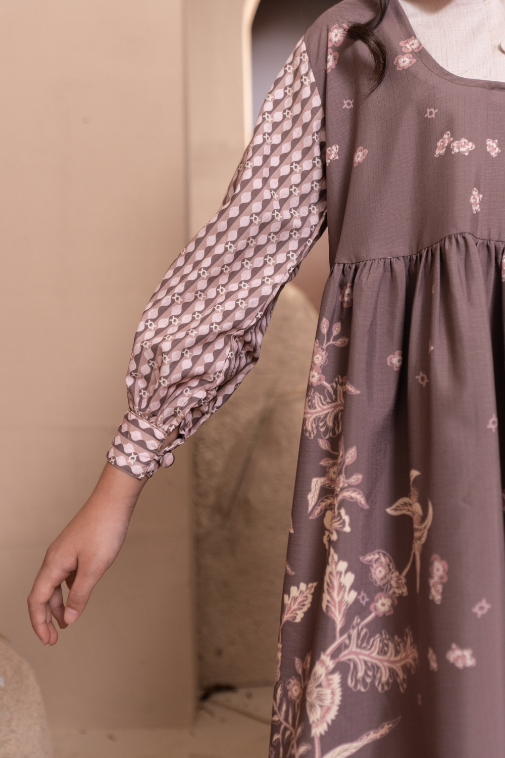 Semantik Dress Girl (Minor) Antique Shell