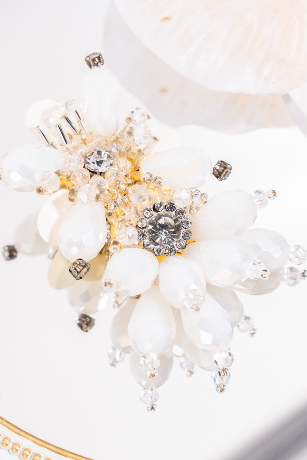 Kaizy Brooch White