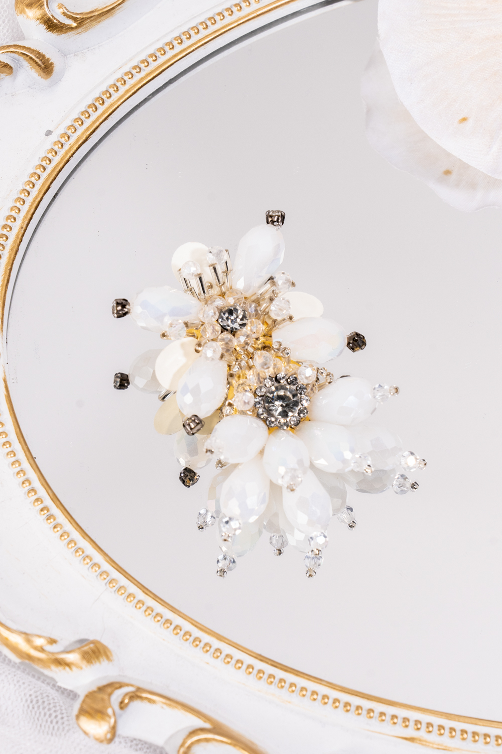Kaizy Brooch White