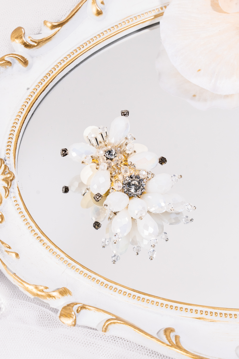 Kaizy Brooch White