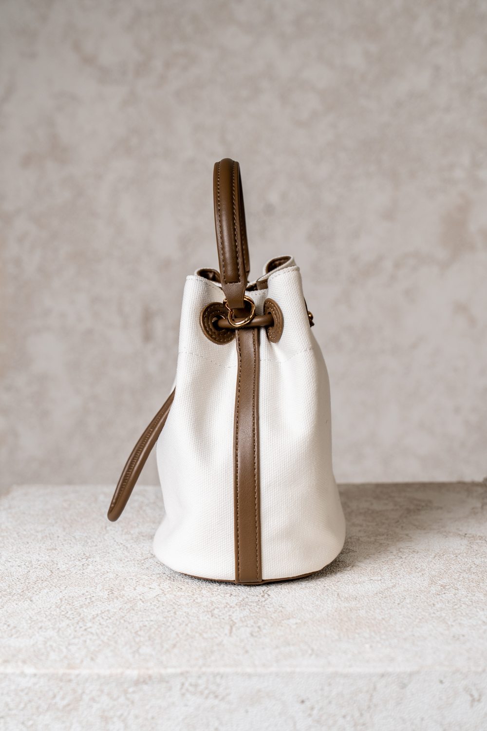 Ava Bucket Bag Medium (Minor)