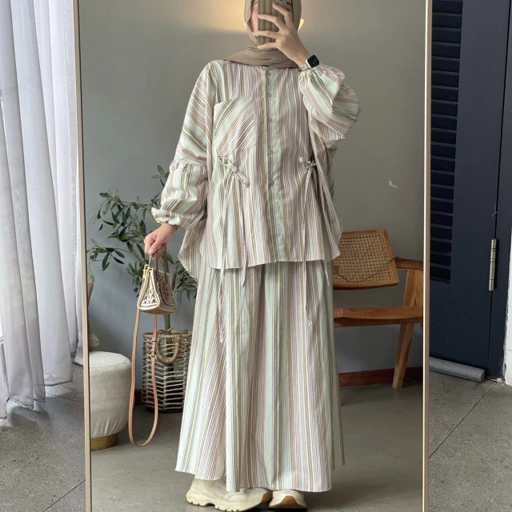 Image of PROUDYHIJAB - Yuri Set Setelan Atasan Rok Motif Salur Salur Variasi Tali Samping Setelan Wanita Busui Friendly Full Kancing Depan