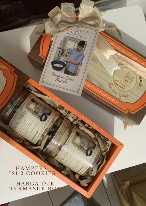 Image of BINGKISAN AKHIR TAHUN/LEBARAN ISI 2 COOKIES BANANA CAKE BAPAK
