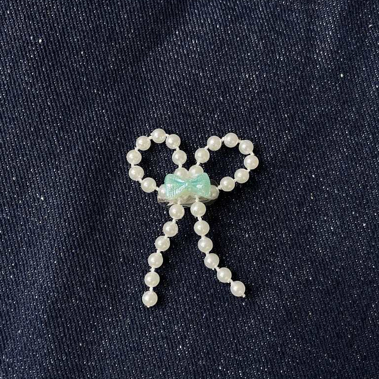 Ribbon Bow pin badge Elzaara X Colour Company