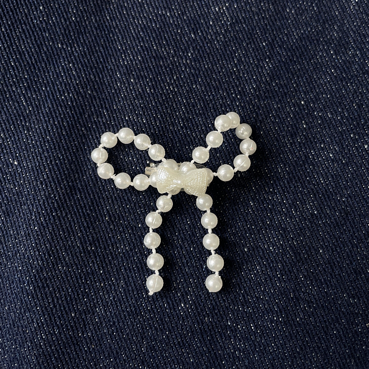 Ribbon Bow pin badge Elzaara X Colour Company