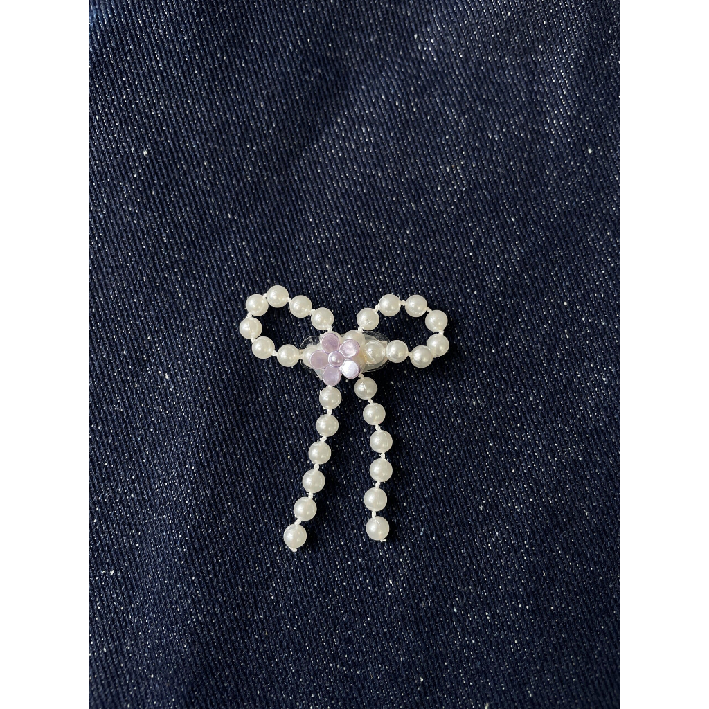 Ribbon Bow pin badge Elzaara X Colour Company