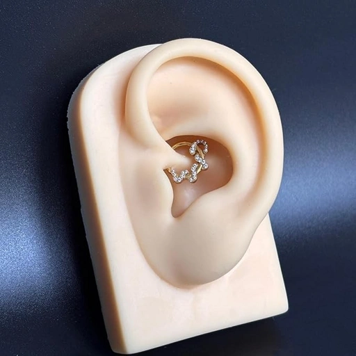 Pirsing bilan yalangoch ayolning fotosurati