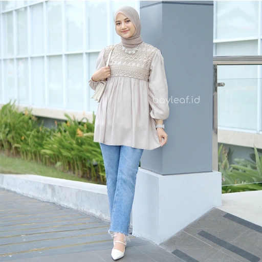 Image of Tiara Blouse Brokat