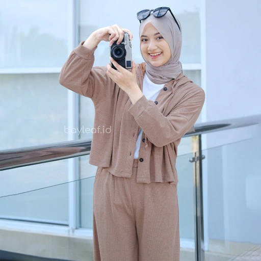 Image of Dona Crop Outer Wanita All Size