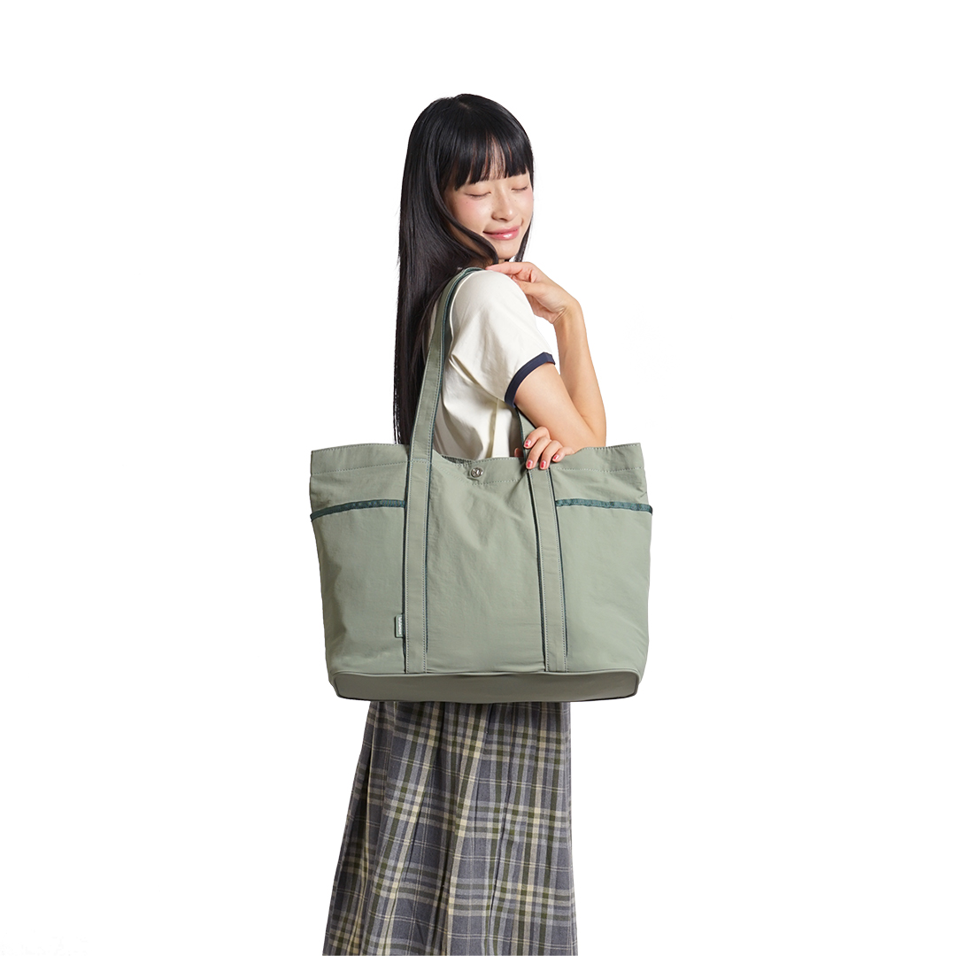 Lululemon Daily Multi-Pocket 20L Tote Bag