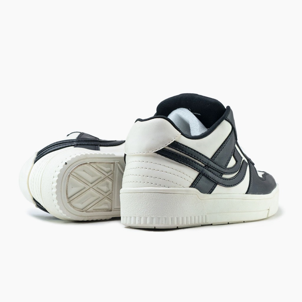 Johnson - Delta Lowcut (LC) Black White