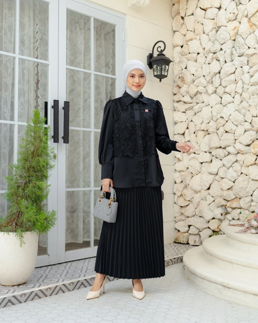 Image of ANINDYASCARF - ELIORA BLOUSE