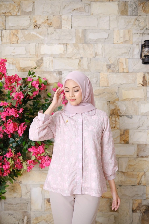 Image of ANINDYASCARF-ARETHA BLOUSE