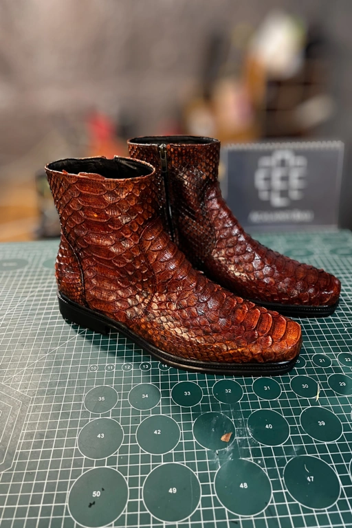 Image of Sepatu Boot "Cokelat Tembaga Tua" Kulit Asli – Anggun, Berani, Memikat