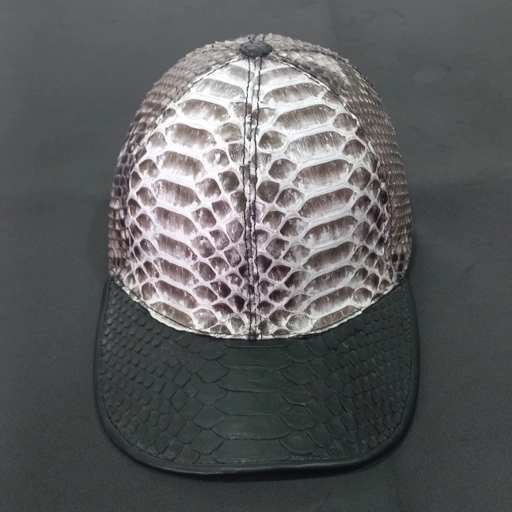 Image of Topi "Putih-Hitam Alami" Kulit Asli – Anggun, Berani, Memikat
