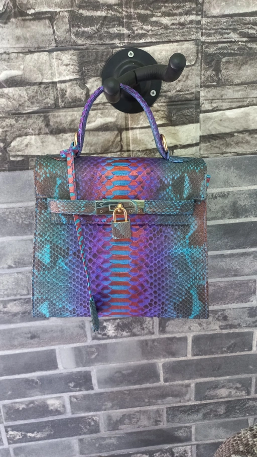 Image of Tas Tangan "Hijau Gradasi Ungu dan Pink" Kulit Asli – Anggun, Berani, Memikat