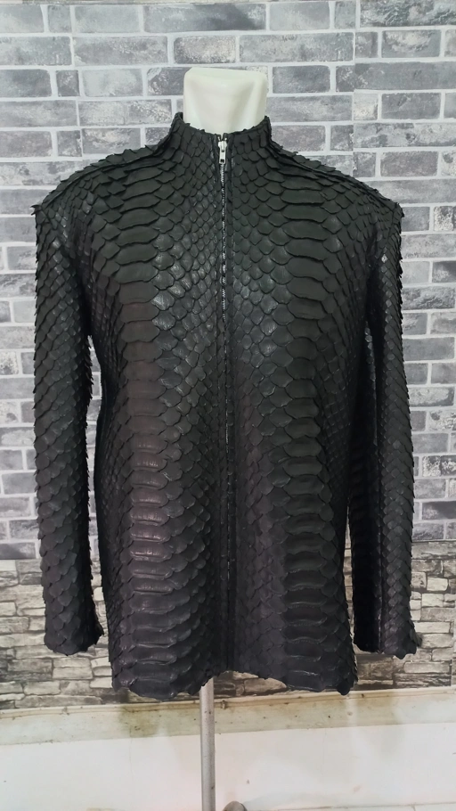 Image of Jaket "Hitam Arang" Kulit Asli – Anggun, Berani, Memikat