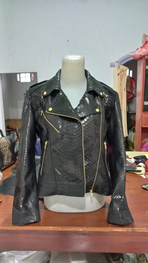 Image of Jaket "Hitam Misterius" Kulit Asli – Anggun, Berani, Memikat