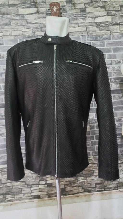 Image of Jaket "Hitam Pekat" Kulit Asli – Anggun, Berani, Memikat