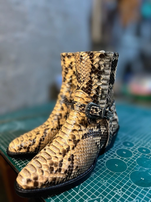 Image of Sepatu Boot "Putih Alami" Kulit Asli – Anggun, Berani, Memikat