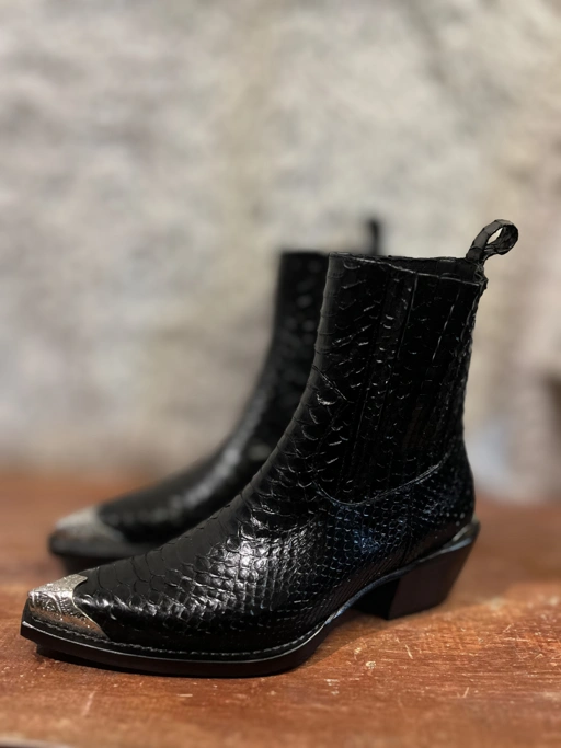 Image of Sepatu Boot "Hitam Klasik" Kulit Asli – Anggun, Berani, Memikat