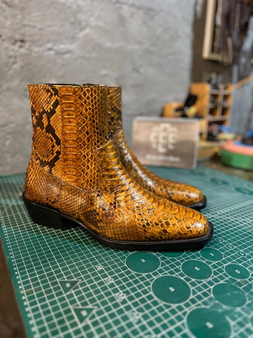 Image of Sepatu Boot "Cokelat Karamel" Kulit Asli – Anggun, Berani, Memikat