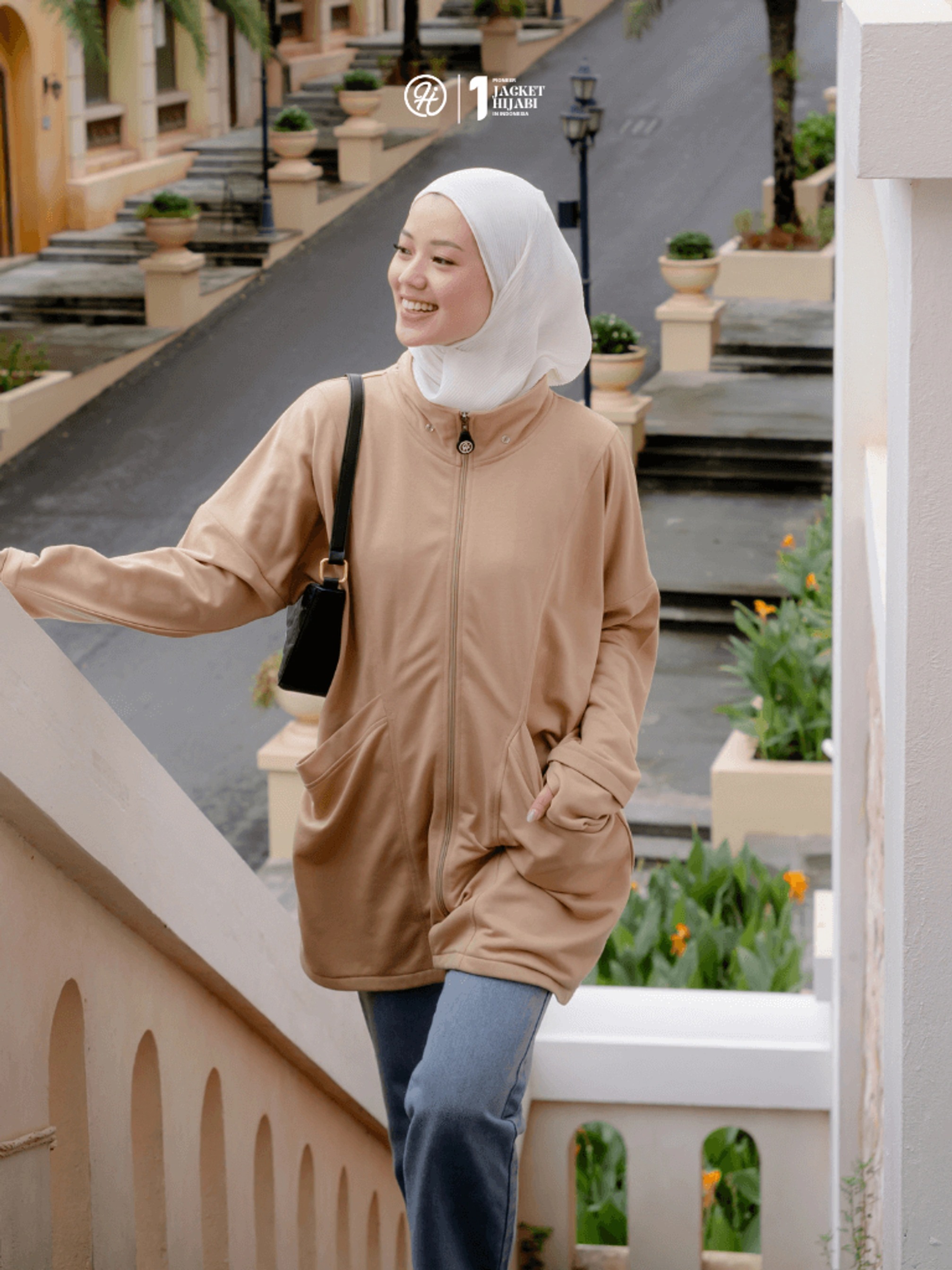 Hijacket Ezzenza: Jaket Wanita Hijabers Muslimah dengan Handsock dan Hoodie Lepas Pasang