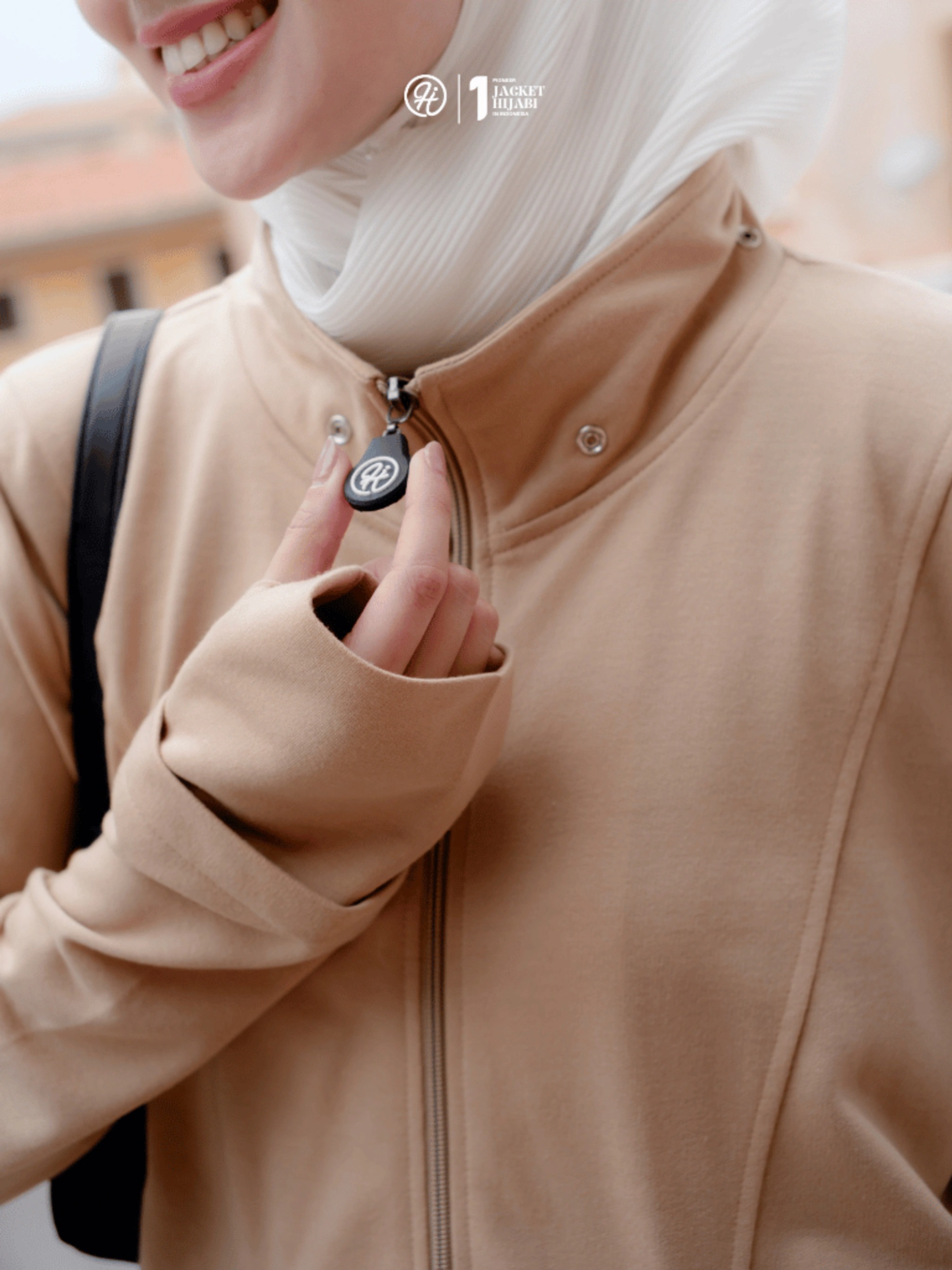 Hijacket Ezzenza: Jaket Wanita Hijabers Muslimah dengan Handsock dan Hoodie Lepas Pasang