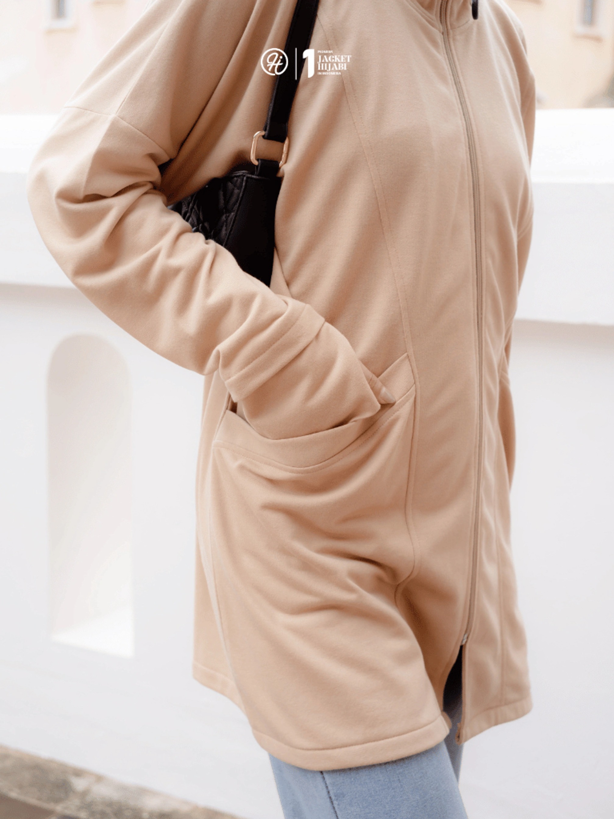 Hijacket Ezzenza: Jaket Wanita Hijabers Muslimah dengan Handsock dan Hoodie Lepas Pasang