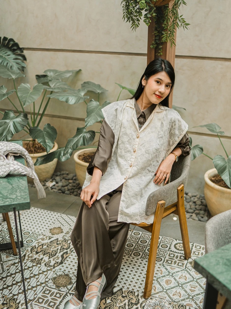 KIMIRAI - Ji Na Vest Embroidery