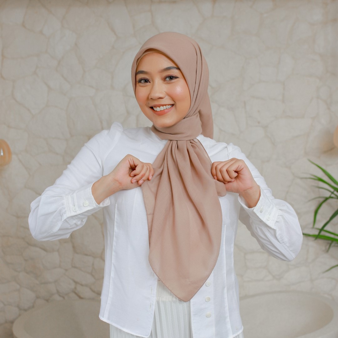 Zoya KAMANIYA Plain Scarf - Kerudung Hijab Segi Empat Polos Bahan Voal - Ukuran 110 x 110
