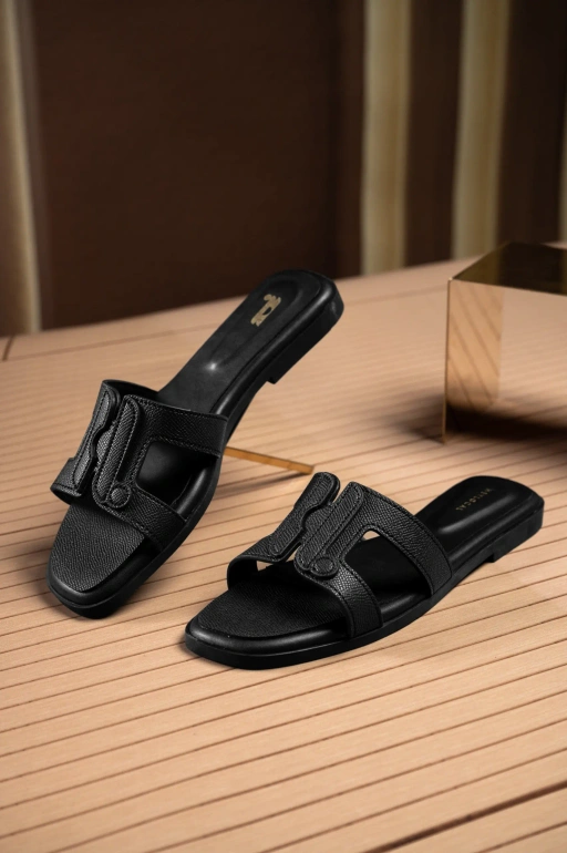 Image of FERMO SANDAL BLACK