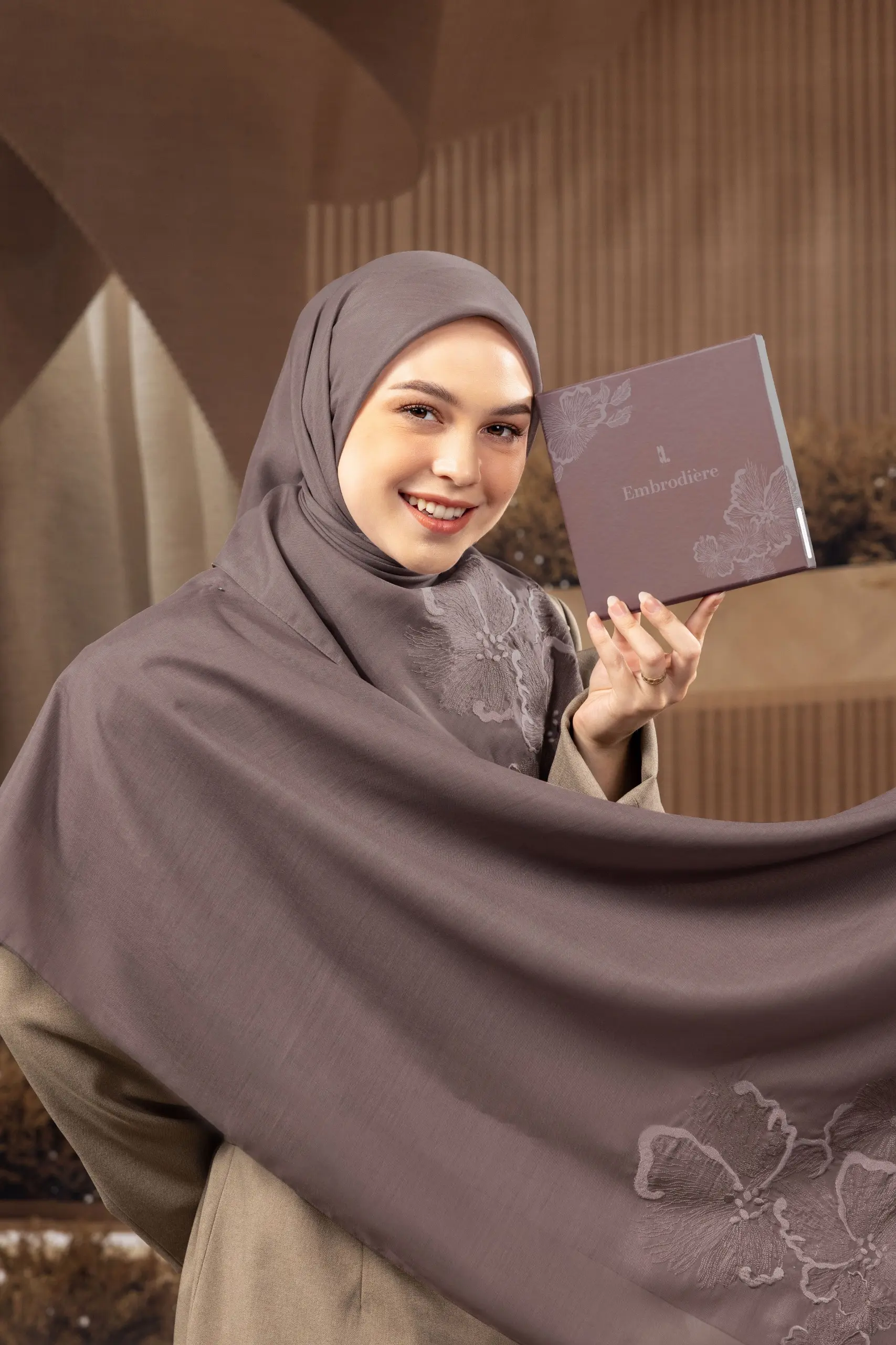 EMBRODIÈRE SCARF WALNUT