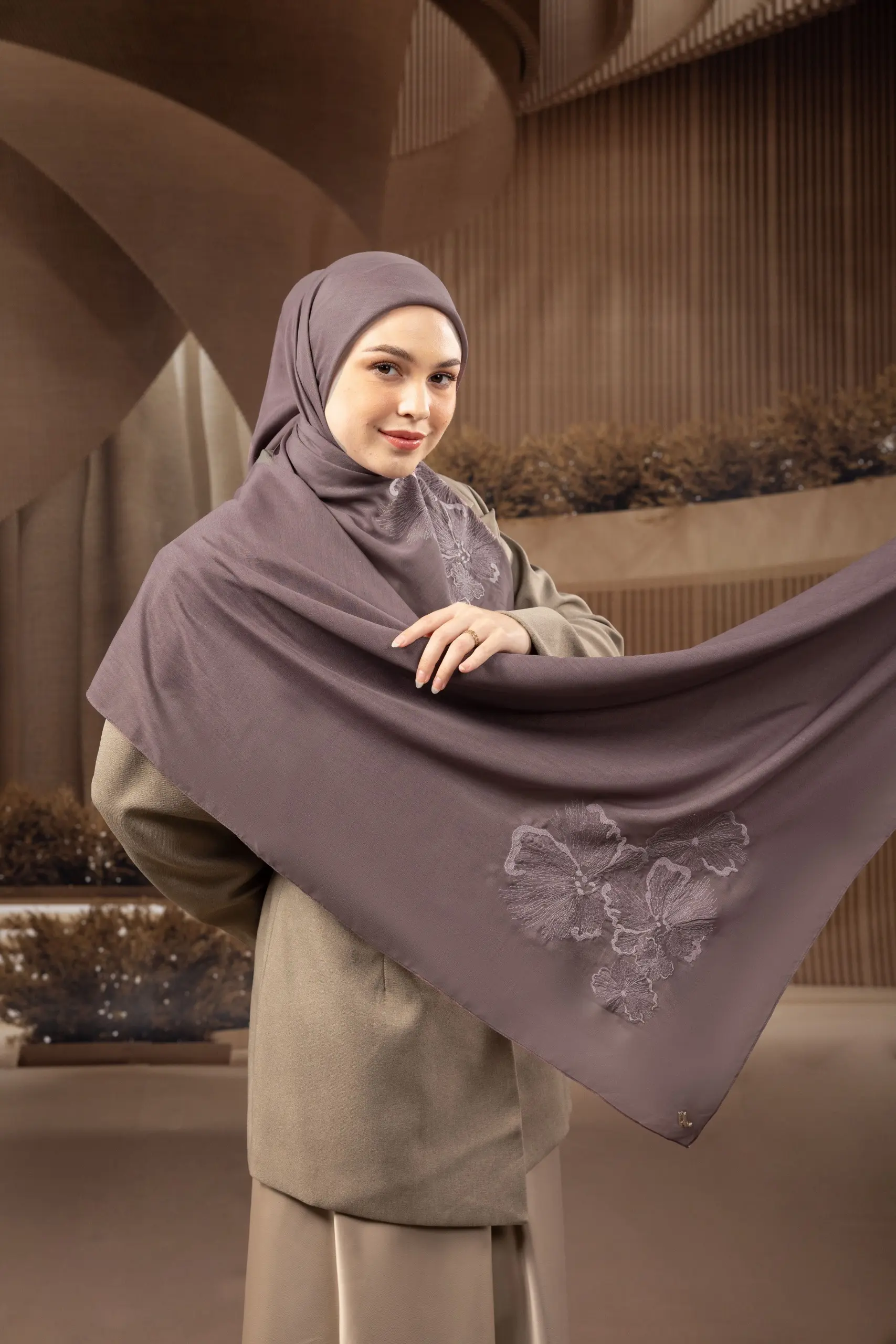 EMBRODIÈRE SCARF WALNUT